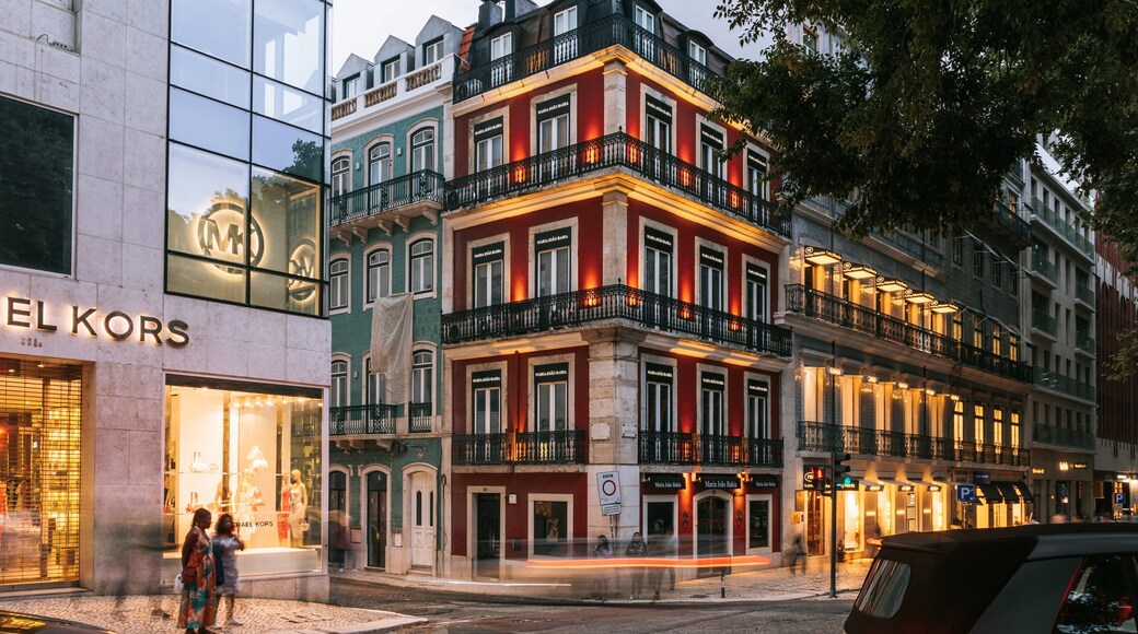 Avenida da Liberdade featuring night scenes