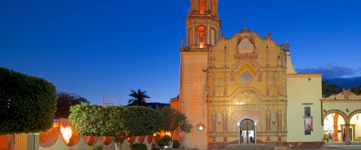 Jalpan de Serra que incluye escenas nocturnas, una iglesia o catedral y patrimonio de arquitectura