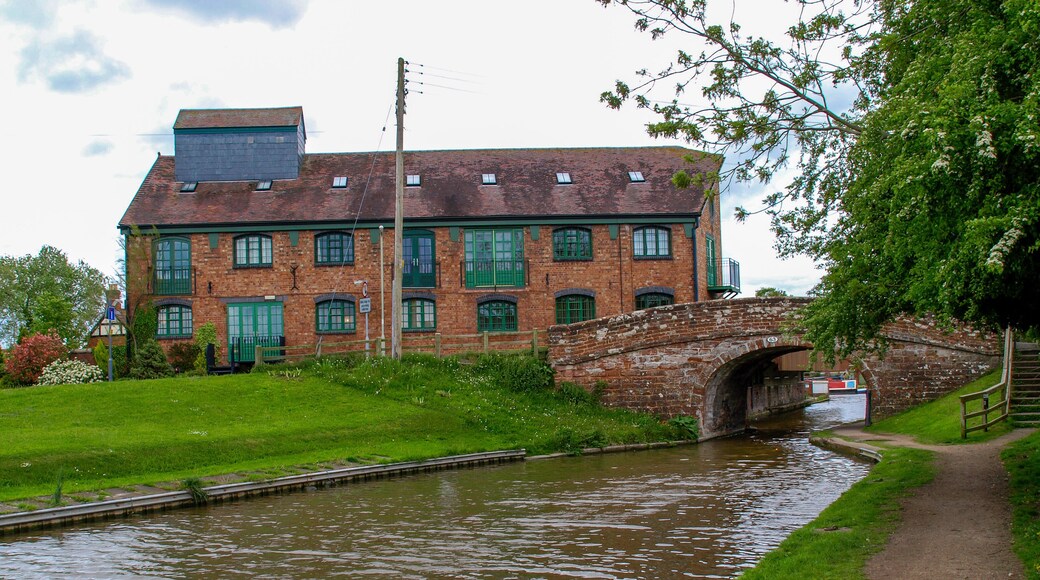 Old bridge with towpath and an old storehouse on the Shropshire Union canal in Market Drayton, England