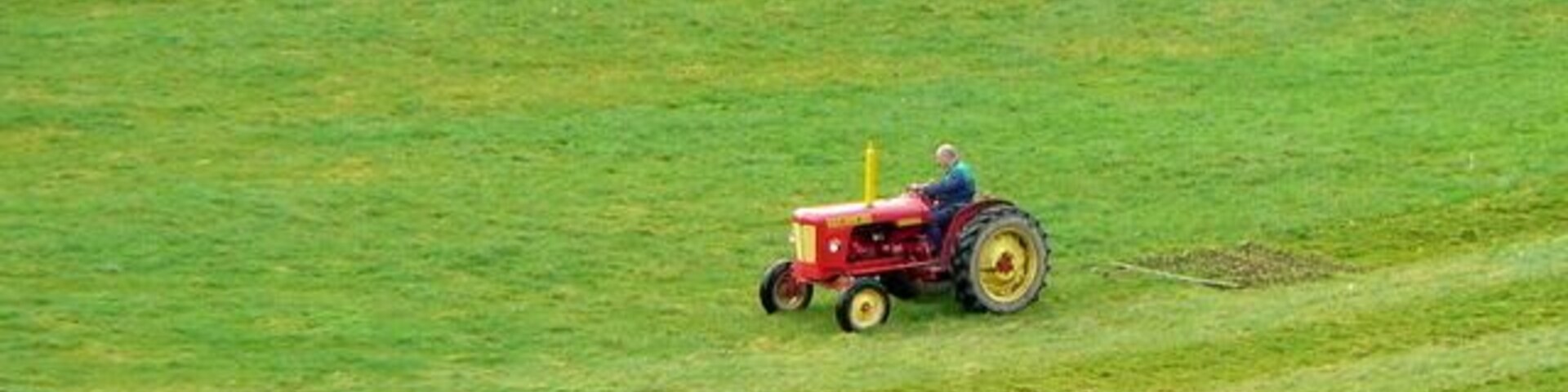 Un tractor en un campo verde.
