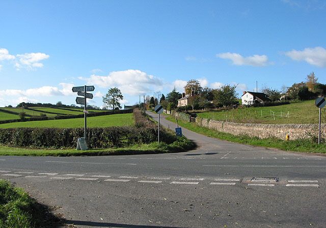 The road to Hope Mansell Approaching the junction from Wigpool