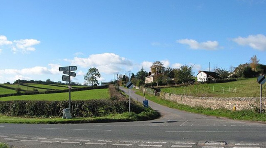 The road to Hope Mansell Approaching the junction from Wigpool