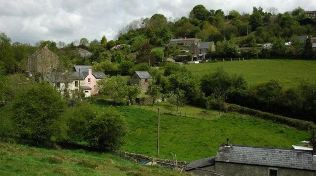 Ruardean Woodside This village high in the Forest of Dean used to be a coal mining village, though most of the scars have healed there is still some evidence, for example a spoil heap can be seen to the left just below the skyline.