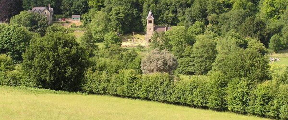 View across to Welsh Bicknor Church. The first two shots of this grid feature the Church and Youth Hostel respectively. Here is a general view of the grid and everything in the picture is within that grid. Though unseen, the River Wye runs 100m in front of the Church. This also marks the boundary between Gloucestershire and Herefordshire. On the photograph Glos is the lower half and Herfs is the upper.