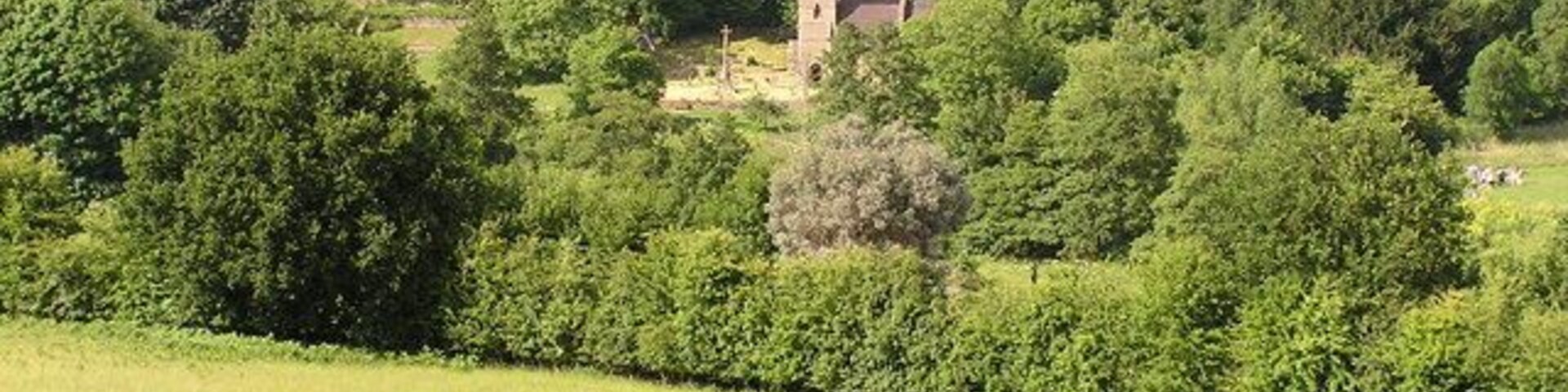 View across to Welsh Bicknor Church. The first two shots of this grid feature the Church and Youth Hostel respectively. Here is a general view of the grid and everything in the picture is within that grid. Though unseen, the River Wye runs 100m in front of the Church. This also marks the boundary between Gloucestershire and Herefordshire. On the photograph Glos is the lower half and Herfs is the upper.