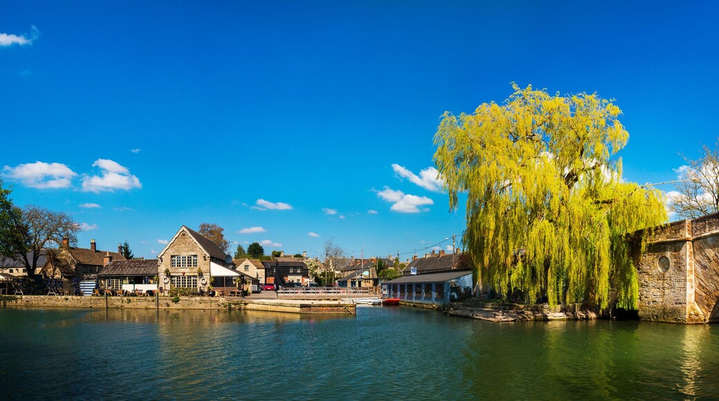Halfpenny Bridge over the River Thames at Lechlade
