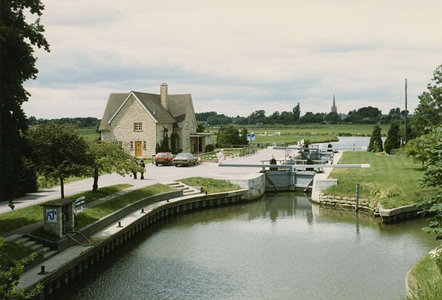 Un canal con una casa y un puente.