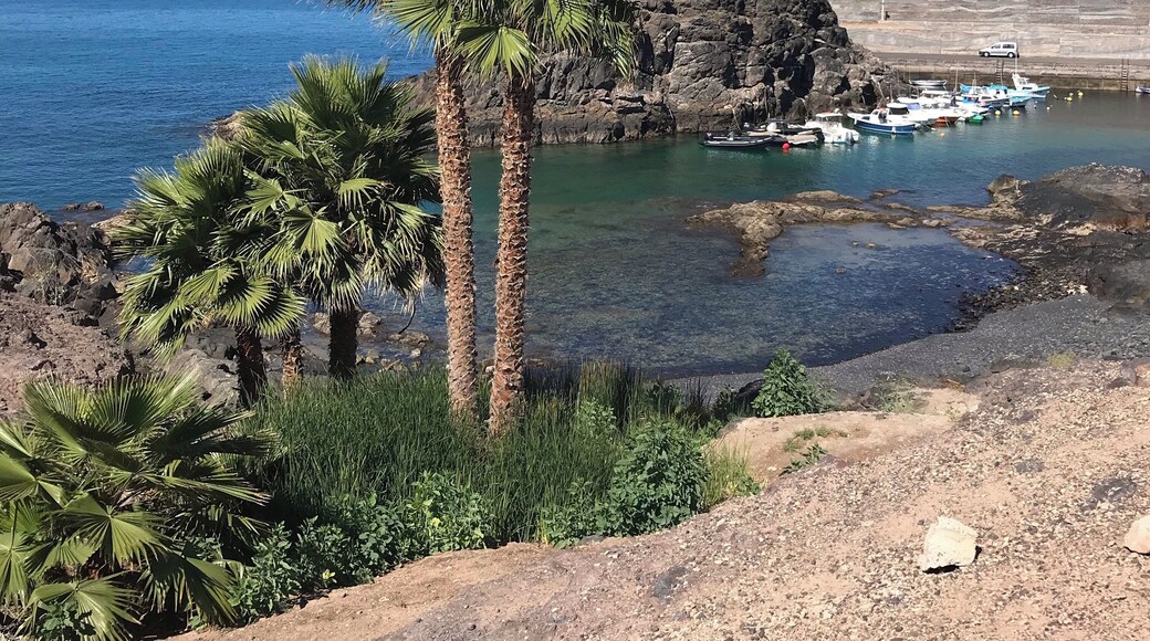 A beautiful and natural harbour. No filters required at all, everything really is this blue!