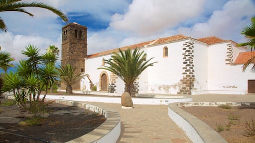 La Oliva which includes a garden and heritage architecture