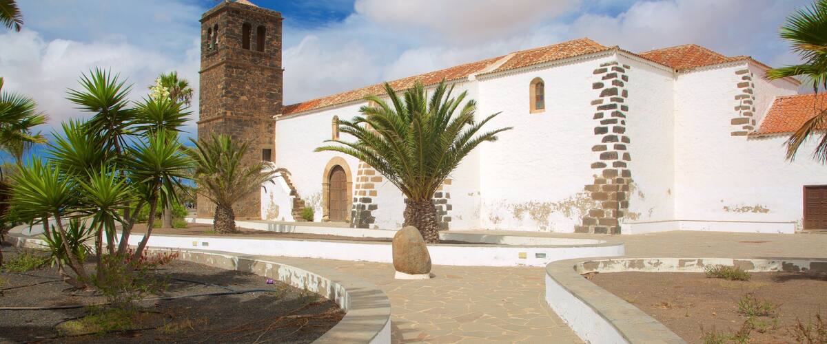 La Oliva which includes a park and heritage architecture