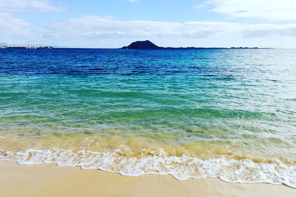 the sea here seems multi coloured looking across the water at Lobos! The fish, although not colourful! are in abundance by the pier right to the waters edge 😊