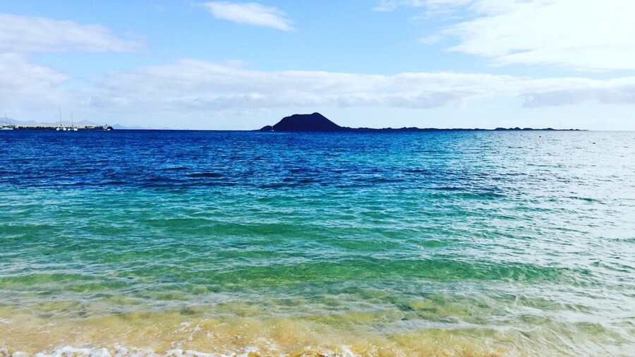 the sea here seems multi coloured looking across the water at Lobos! The fish, although not colourful! are in abundance by the pier right to the waters edge 😊