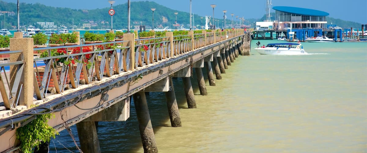 Muelle de Chalong ofreciendo paseos en lancha y una bahía o puerto