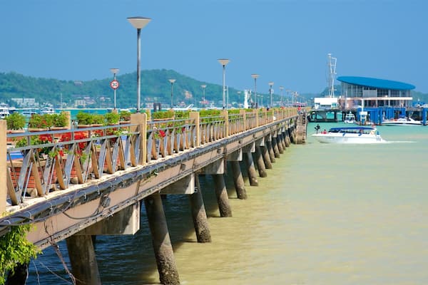 チャロン埠頭 フィーチャー ボート と 湾岸あるいはハーバー