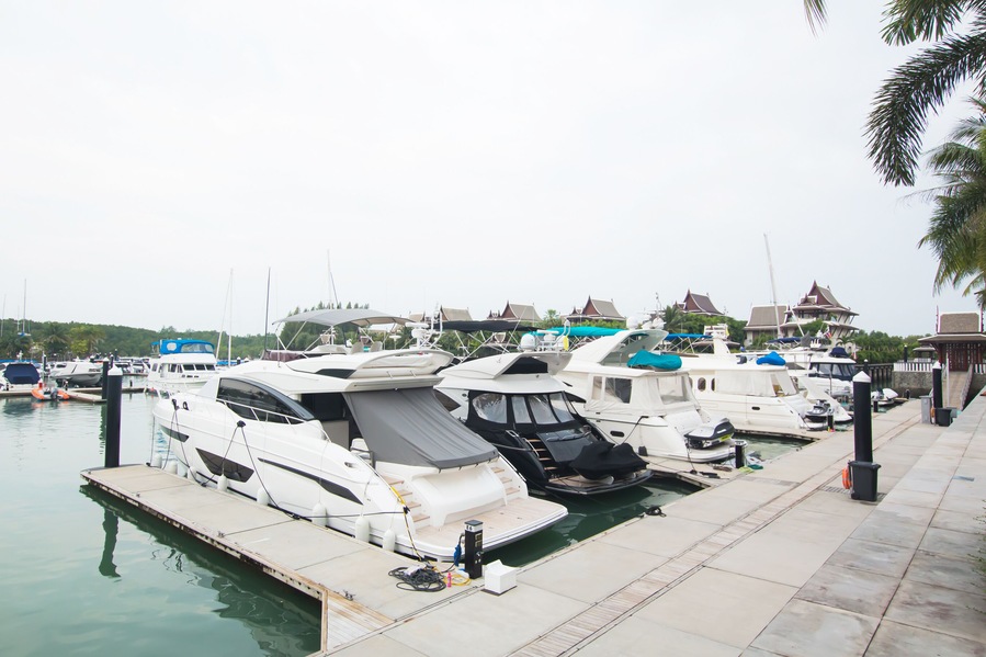 Un puerto deportivo con varios yates amarrados al muelle.