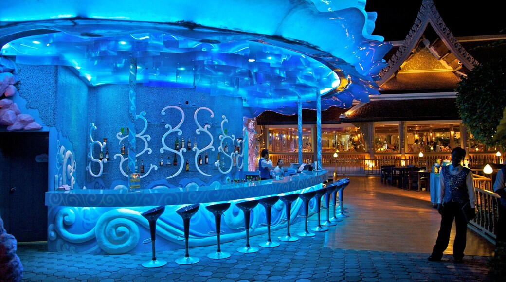 Parque temático Phuket Fantasea ofreciendo vida nocturna, escenas de noche y un bar