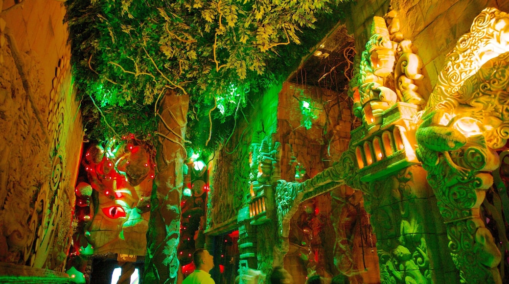 Parque temático Phuket Fantasea mostrando arte, escenas de noche y vista interna