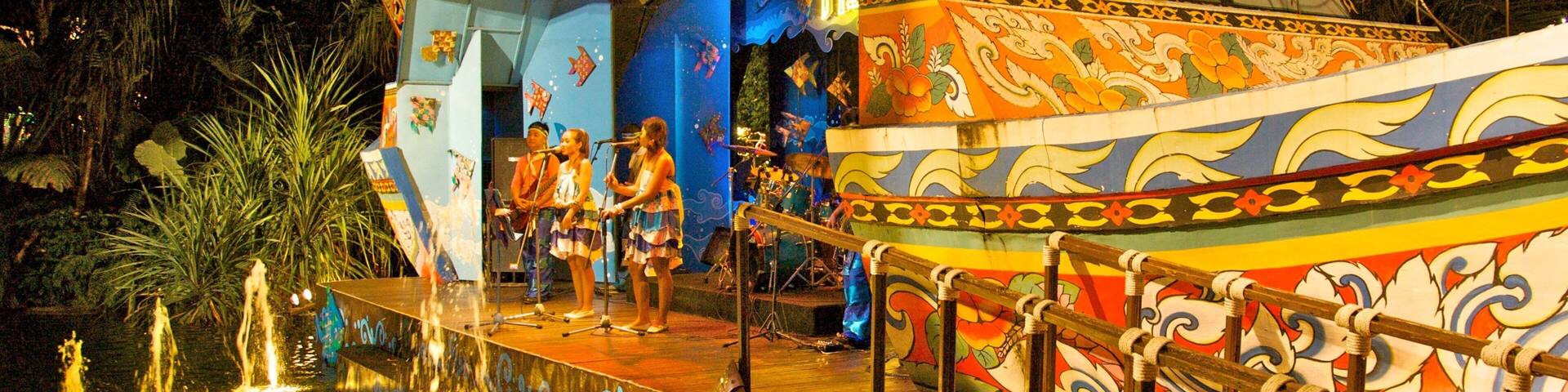 Phuket FantaSea mit einem Performance-Kunst, bei Nacht und Springbrunnen