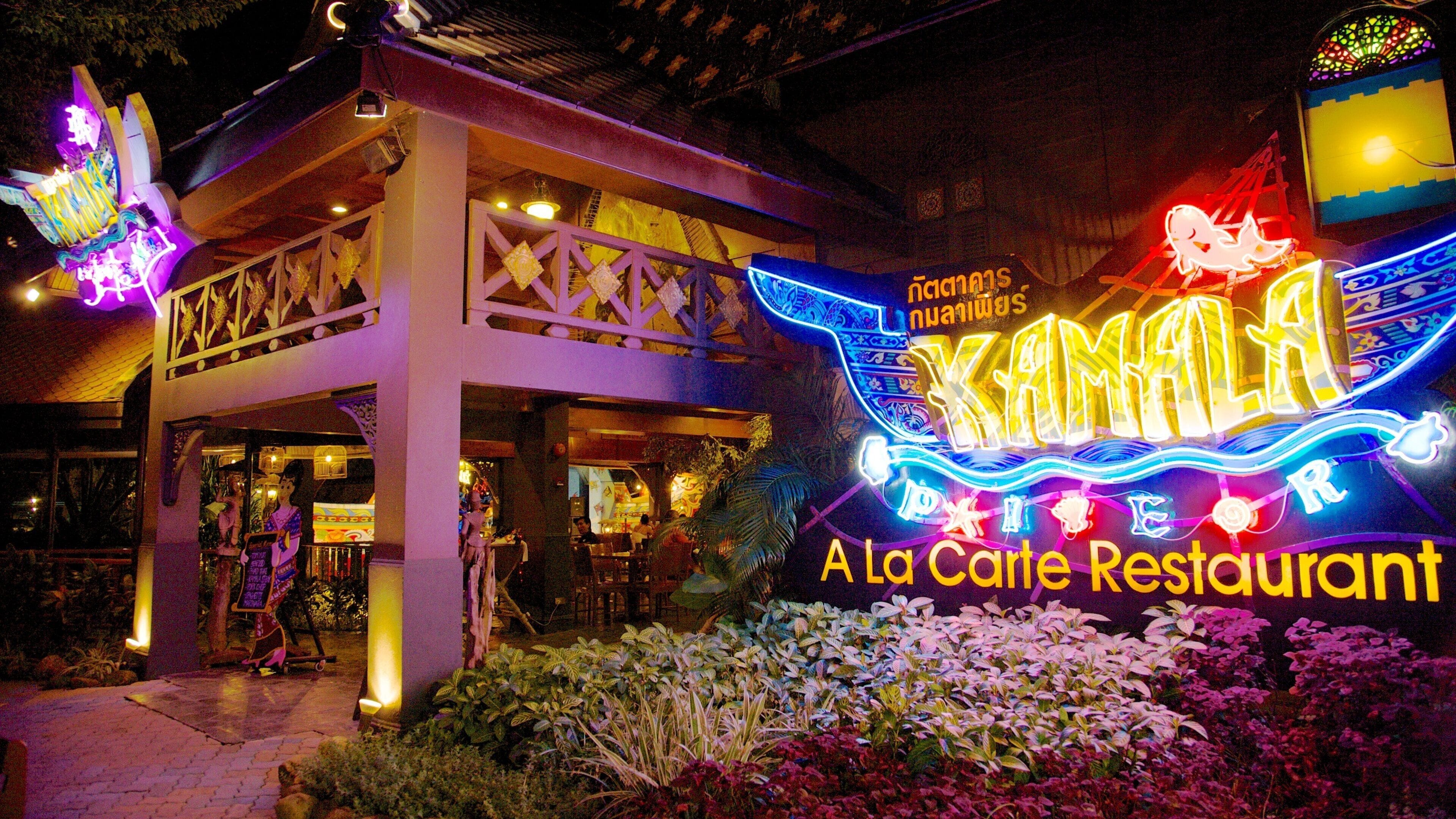 Parque temático Phuket Fantasea ofreciendo escenas de noche, señalización y vida nocturna