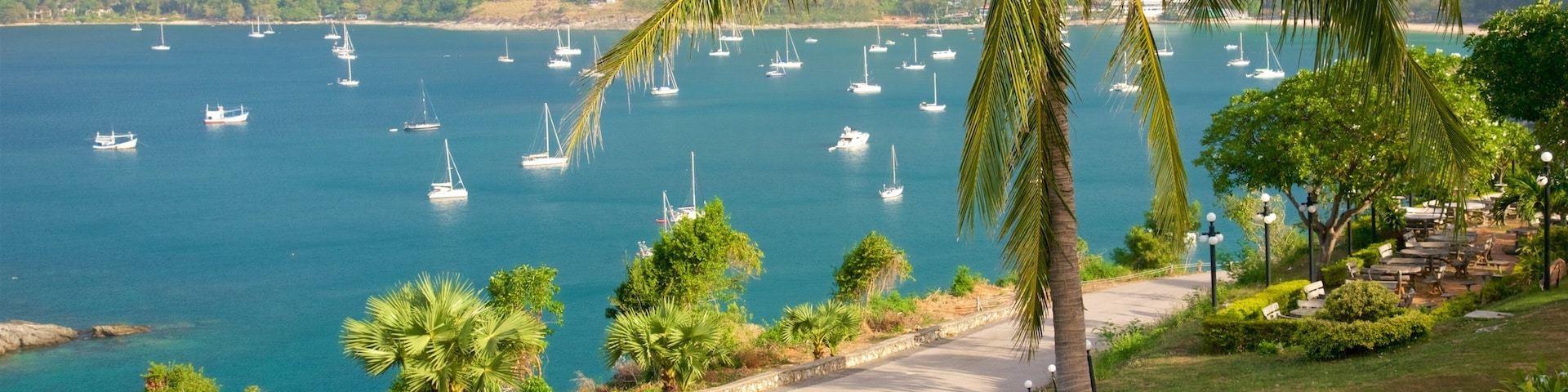 Cabo de Promthep mostrando uma baía ou porto e canoagem
