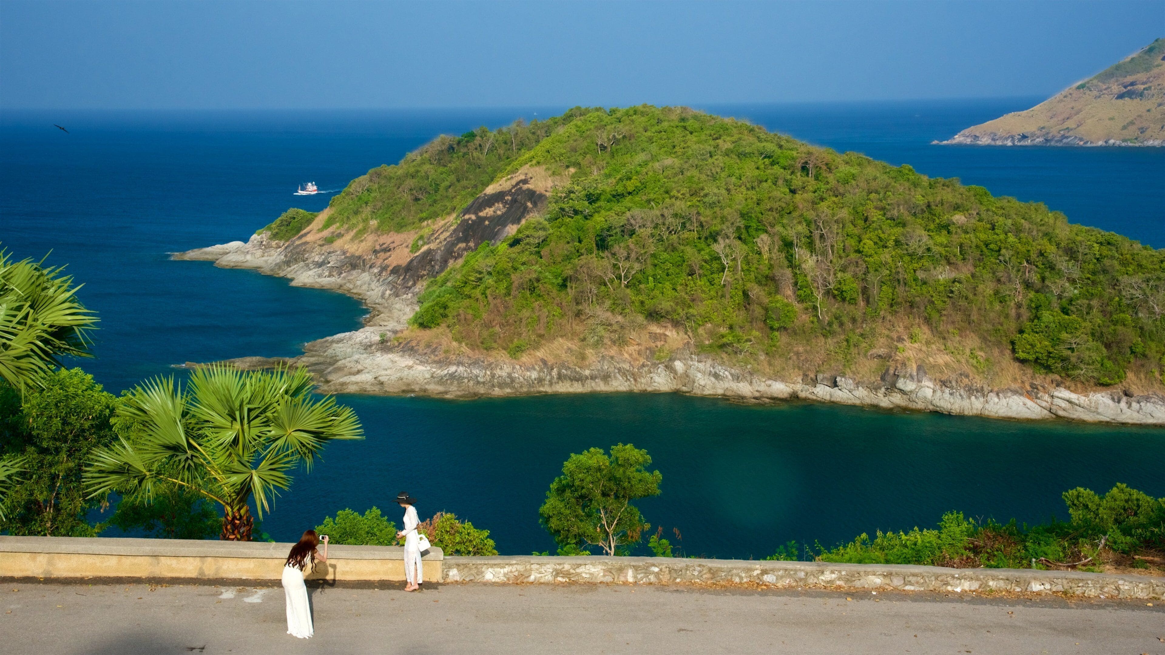Mũi Promthep trong đó bao gồm bờ biển lởm chởm và cảng hoặc vịnh cũng như nhóm nhỏ