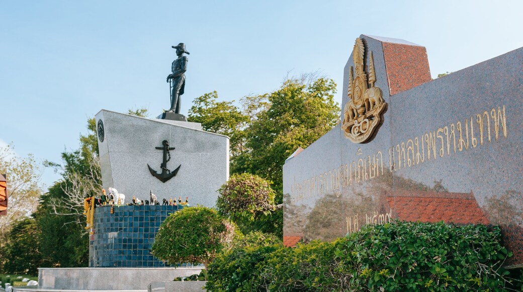 Promthep Cape showing a statue or sculpture and signage