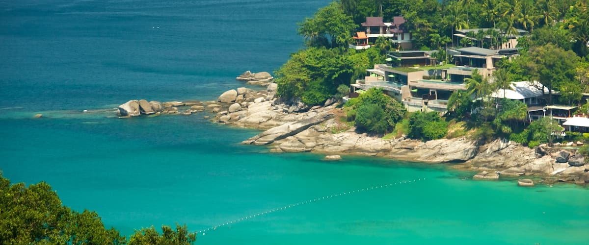 Phuket ofreciendo una ciudad costera, una bahía o puerto y costa escarpada