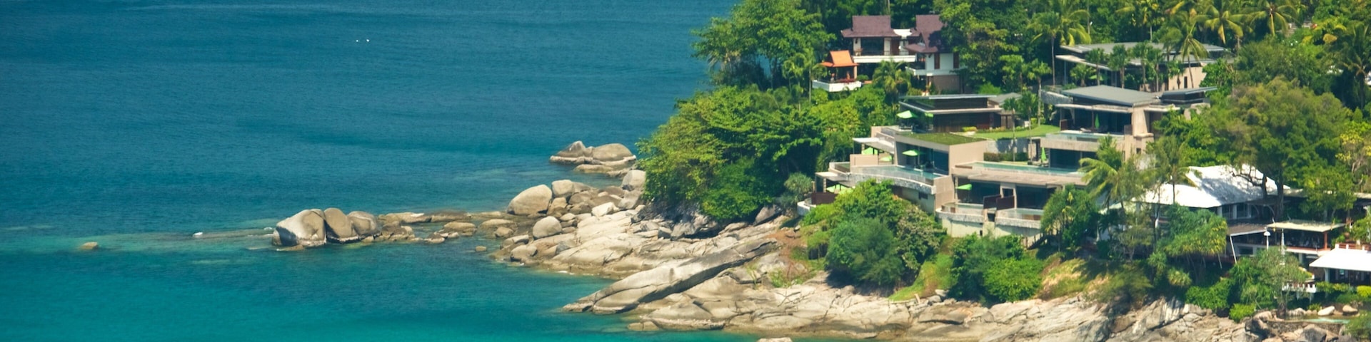 布吉 呈现出 海邊城市, 海灣或海港 和 崎嶇的海岸線