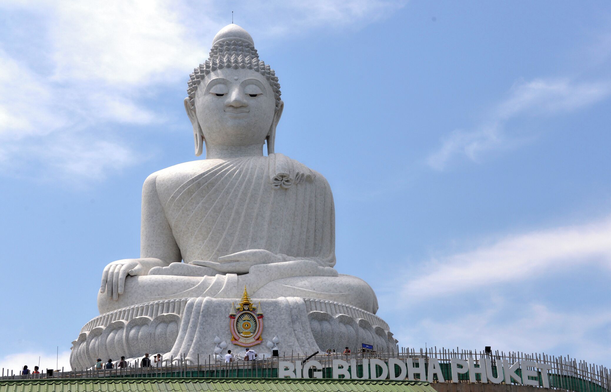 Prenovljeni Big Buddha izgleda res impresivno. Kdor želi, lahko položi svojo ploščo na steber s poljubnim napisom na notranji strani templja, kjer je še vedno nedokončan, ali pa obesi zvonček z napisom (predvsem  za zaljubljene duše) ... 
Lep izlet, dobra cesta do vrha in na koncu tudi lep razgled kot na vseh razglednih točkah na Phuketu ...

#Phuket #BigBuddha #Thailand