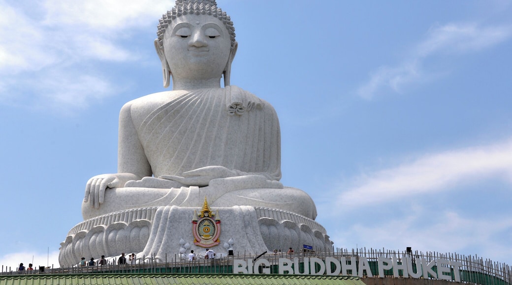 Prenovljeni Big Buddha izgleda res impresivno. Kdor želi, lahko položi svojo ploščo na steber s poljubnim napisom na notranji strani templja, kjer je še vedno nedokončan, ali pa obesi zvonček z napisom (predvsem za zaljubljene duše) ...
Lep izlet, dobra cesta do vrha in na koncu tudi lep razgled kot na vseh razglednih točkah na Phuketu ...
#Phuket #BigBuddha #Thailand