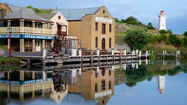 Flagstaff Hill Maritime Village showing a lighthouse, signage and a bay or harbour