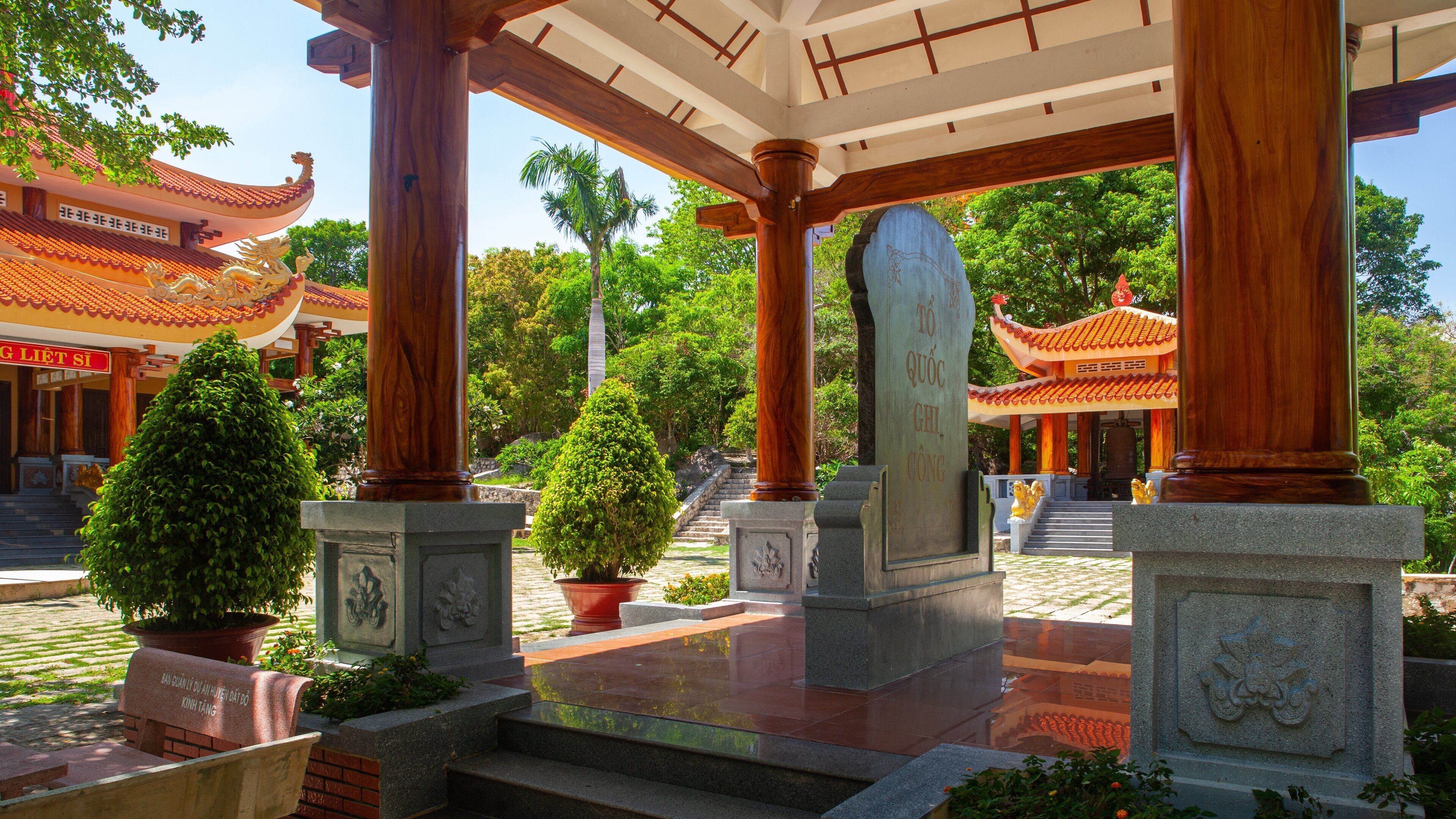 Minh Dam Mountain showing a temple or place of worship and heritage elements