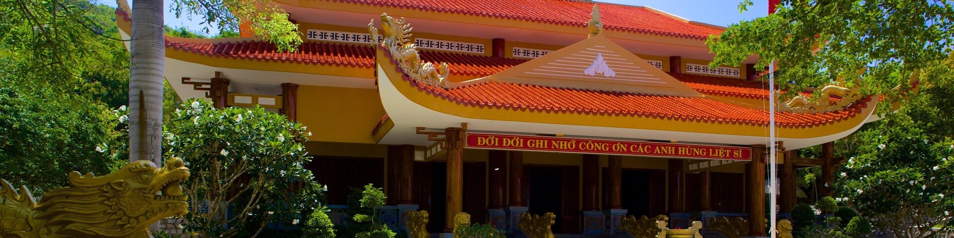 Monte Minh Dam que inclui um templo ou local de adoração