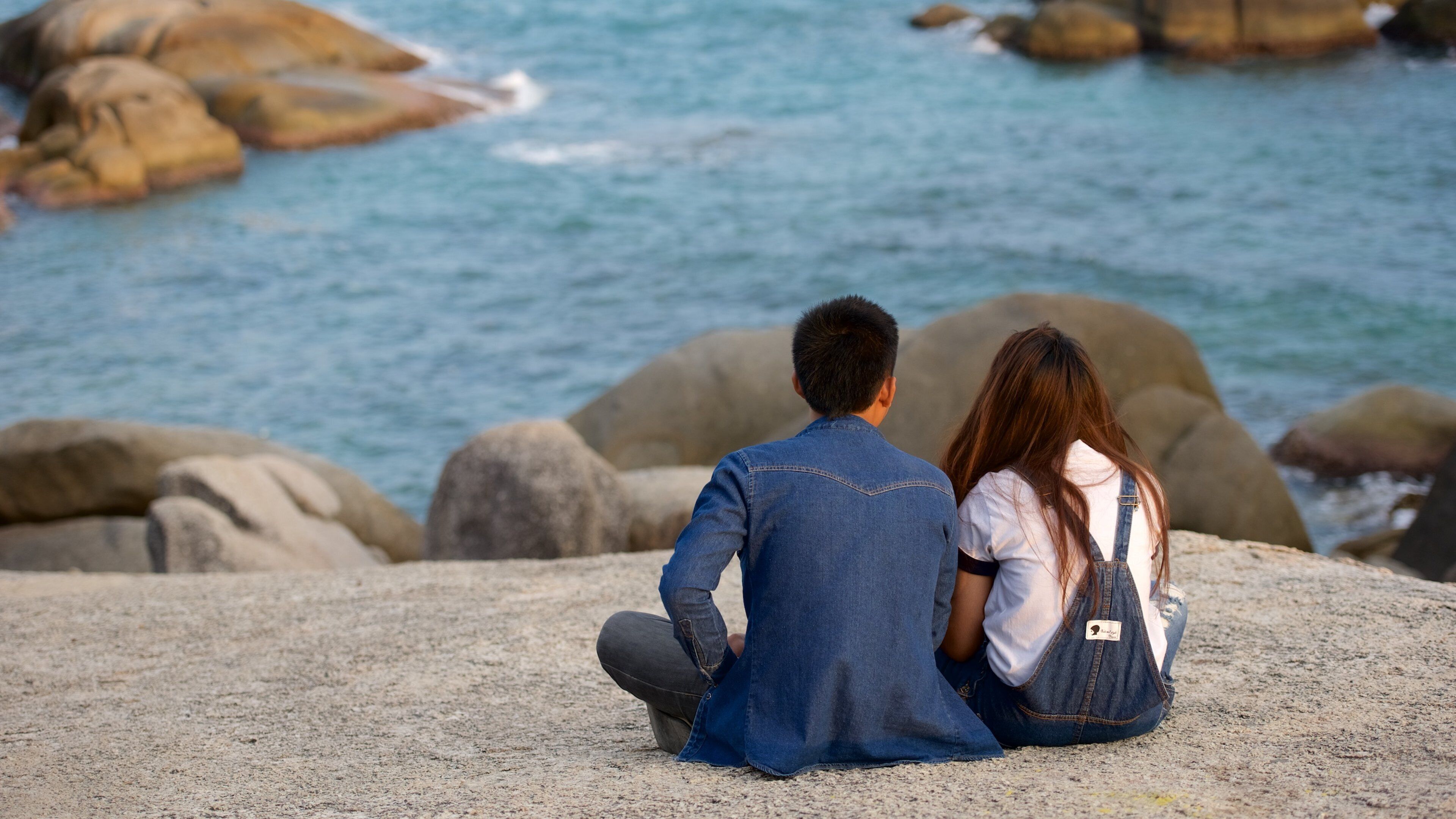 힌타 & 힌야이 을 특징 항구 또는 항만 과 암석 해안선 뿐만 아니라 커플