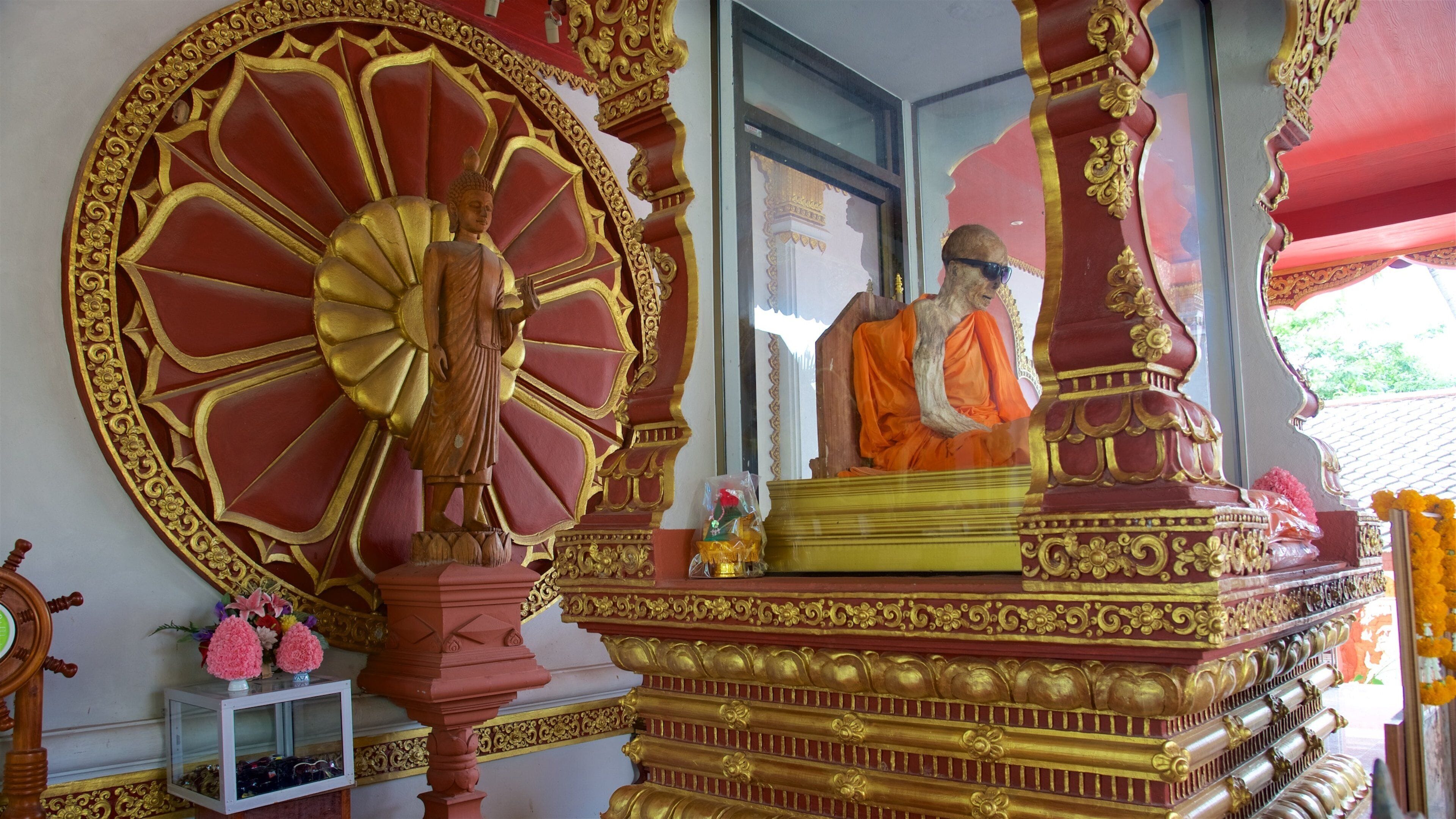 Templo Khunaram mostrando un templo o sitio de culto y vista interna
