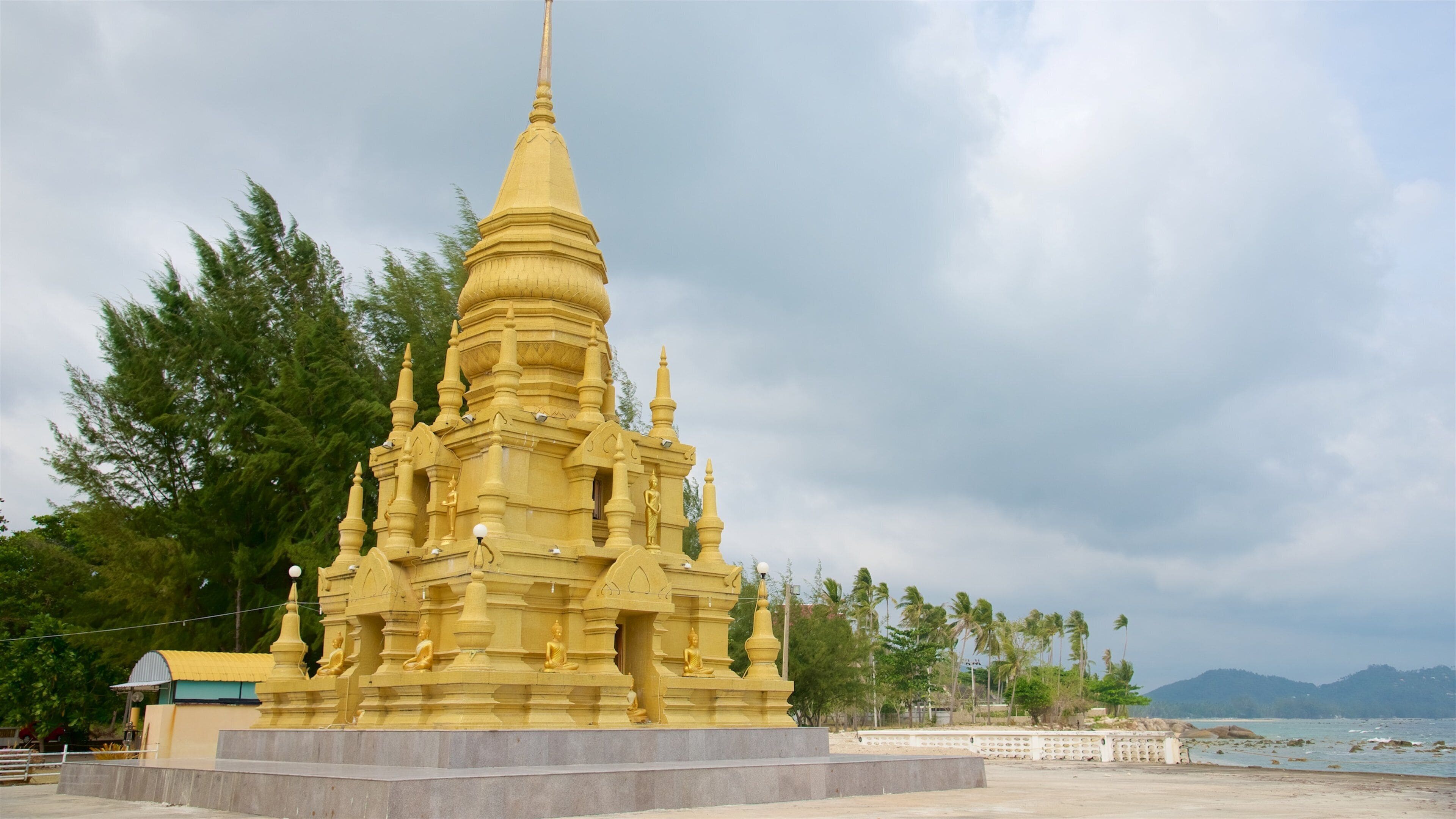 Laem Sor Pagoda showing a bay or harbor and a temple or place of worship