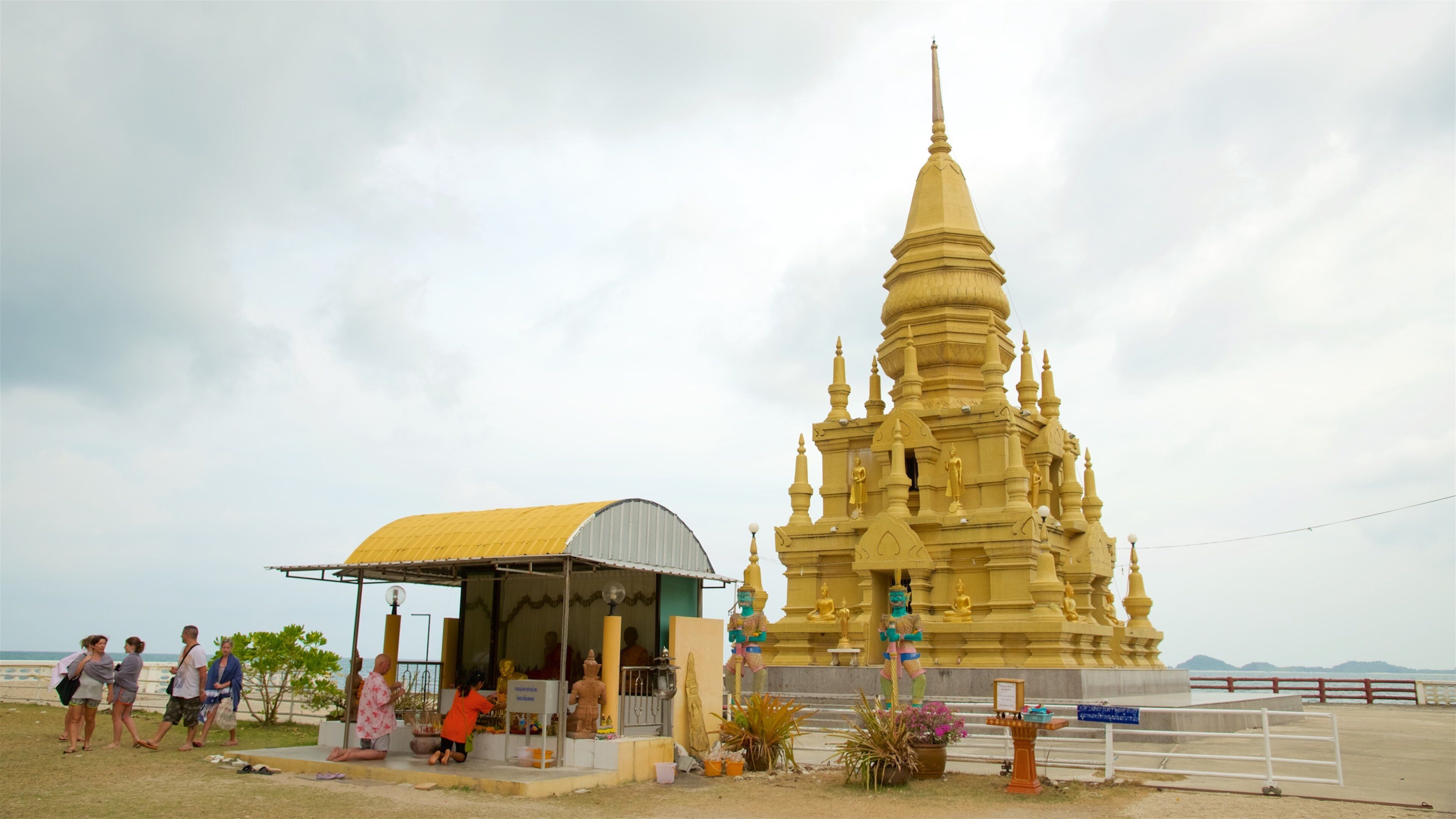 蘭瑟塔 设有 寺廟或宗教聖地 以及 小群人