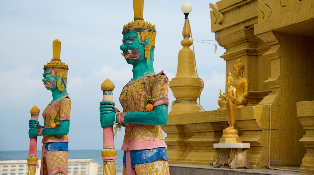 Laem Sor Chedi showing a temple or place of worship