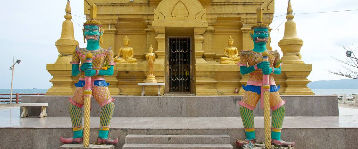 Laem Sor Chedi som inkluderar ett tempel eller plats för dyrkan