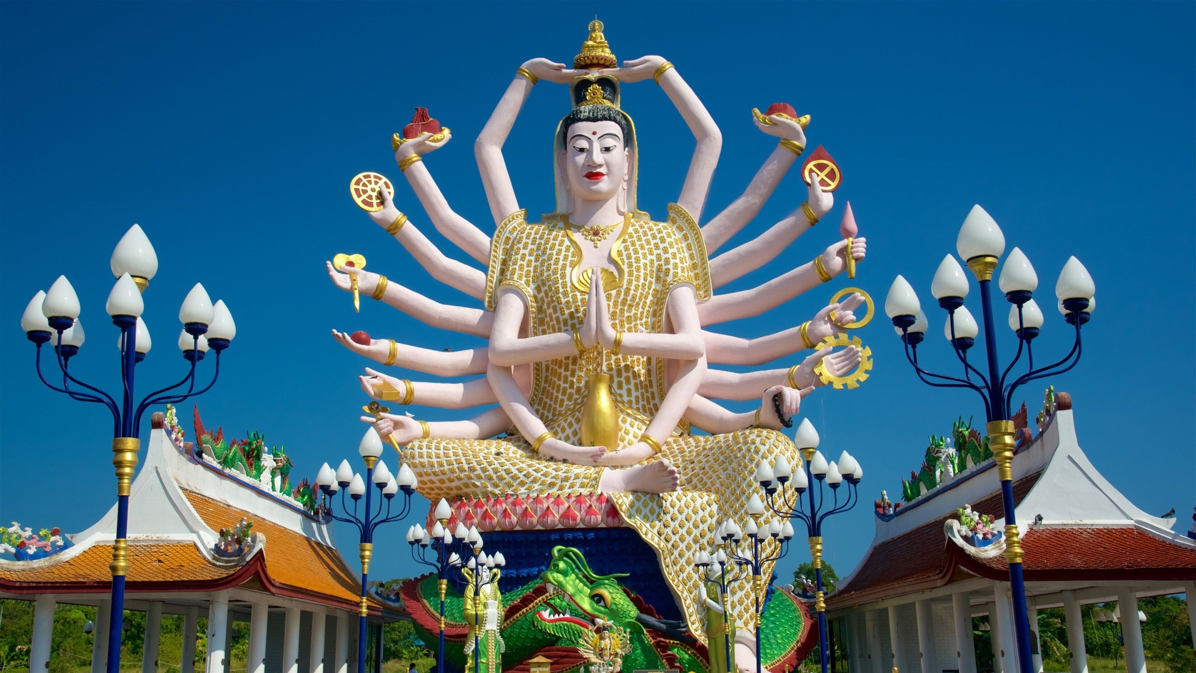 Temple Wat Plai Laem montrant monument