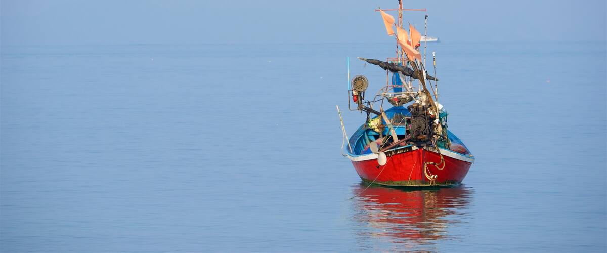 Pier von Na Thon das einen Bootfahren und Bucht oder Hafen