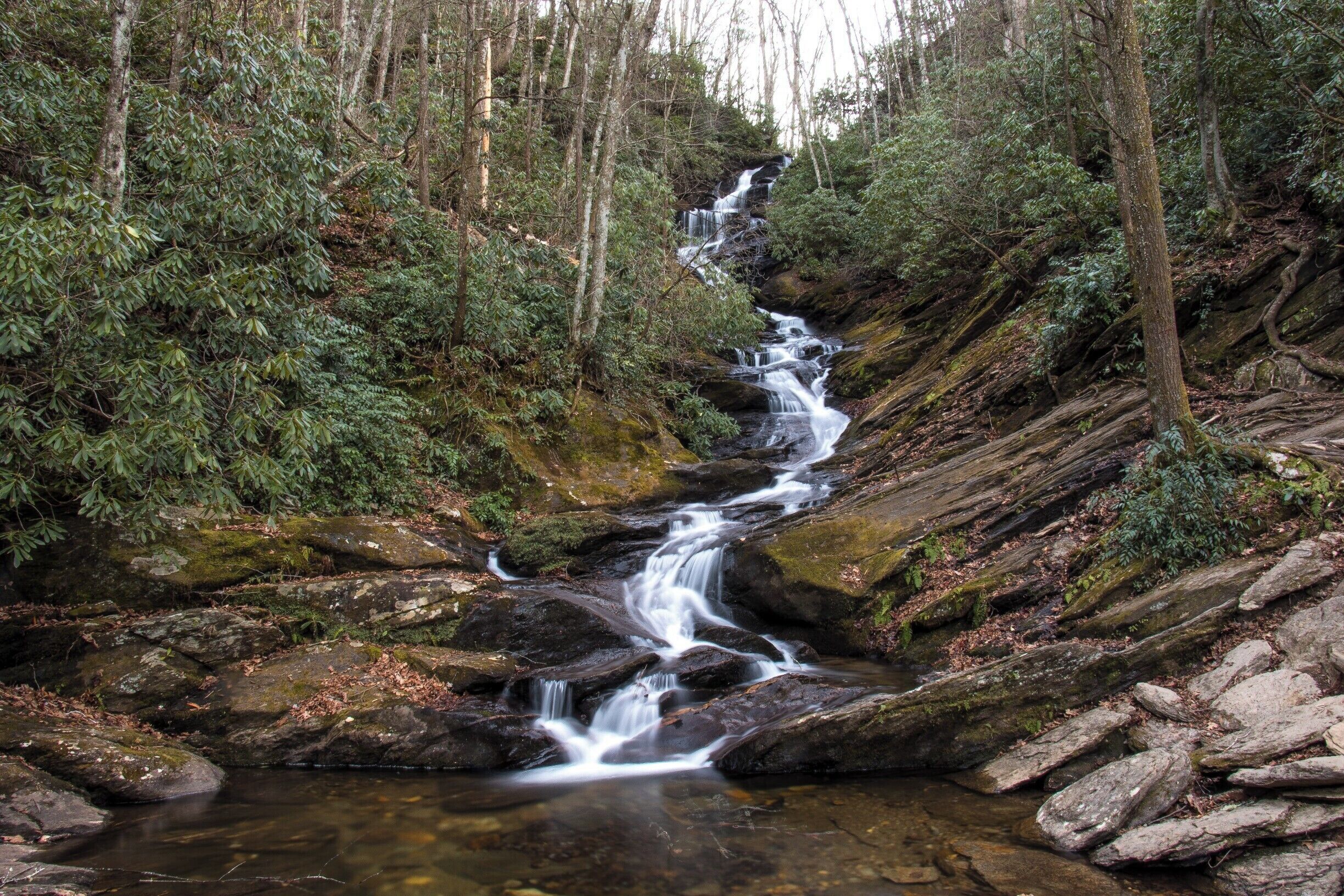 A wonderfully different waterfall that is very easy to reach.  The trail to it is only about 1/2 mile and is relatively flat.

A full video guide of the falls can be found here: https://www.hdcarolina.com/episode/roaring-fork-falls

#Waterfall #Hike