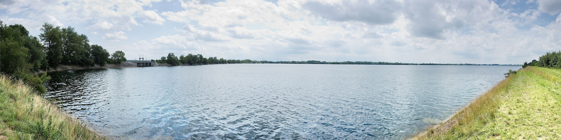 180 degree Panorama of the western part of Ismaninger Speichersee. The Ismaninger Speichersee is an artificial lake, northeast of Munich, between Ismaning and Neufinsing.