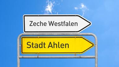 Directional signs for Zeche Westfalen and Stadt Ahlten.