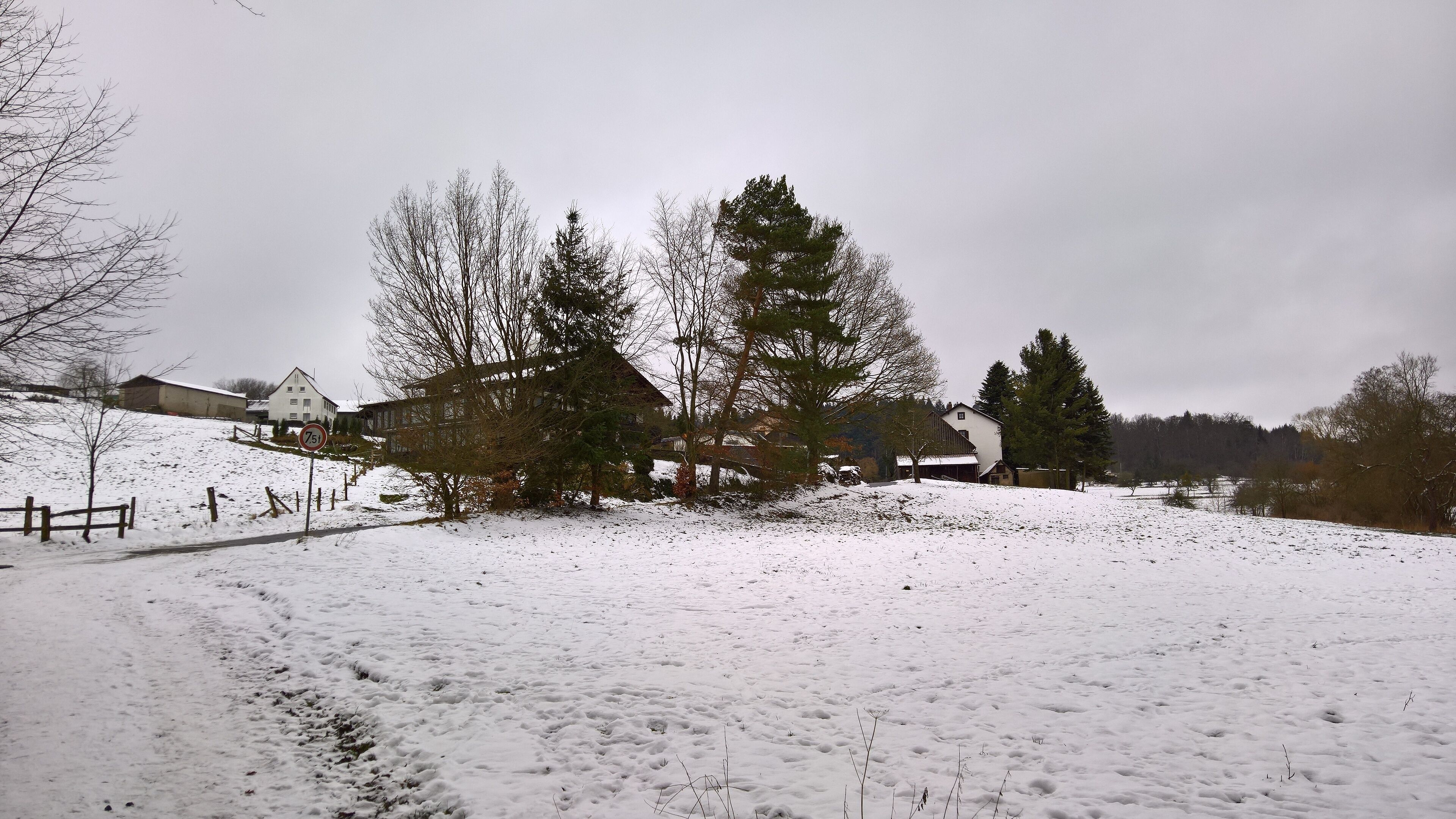 Südöstliches Ende von Bremhof mt Gaststätte "Einkehr"; hier beginnt das Waldgebiet und der Ohrnbach fällt steil ins eigentliche Tal (Geierstal) hin ab.
