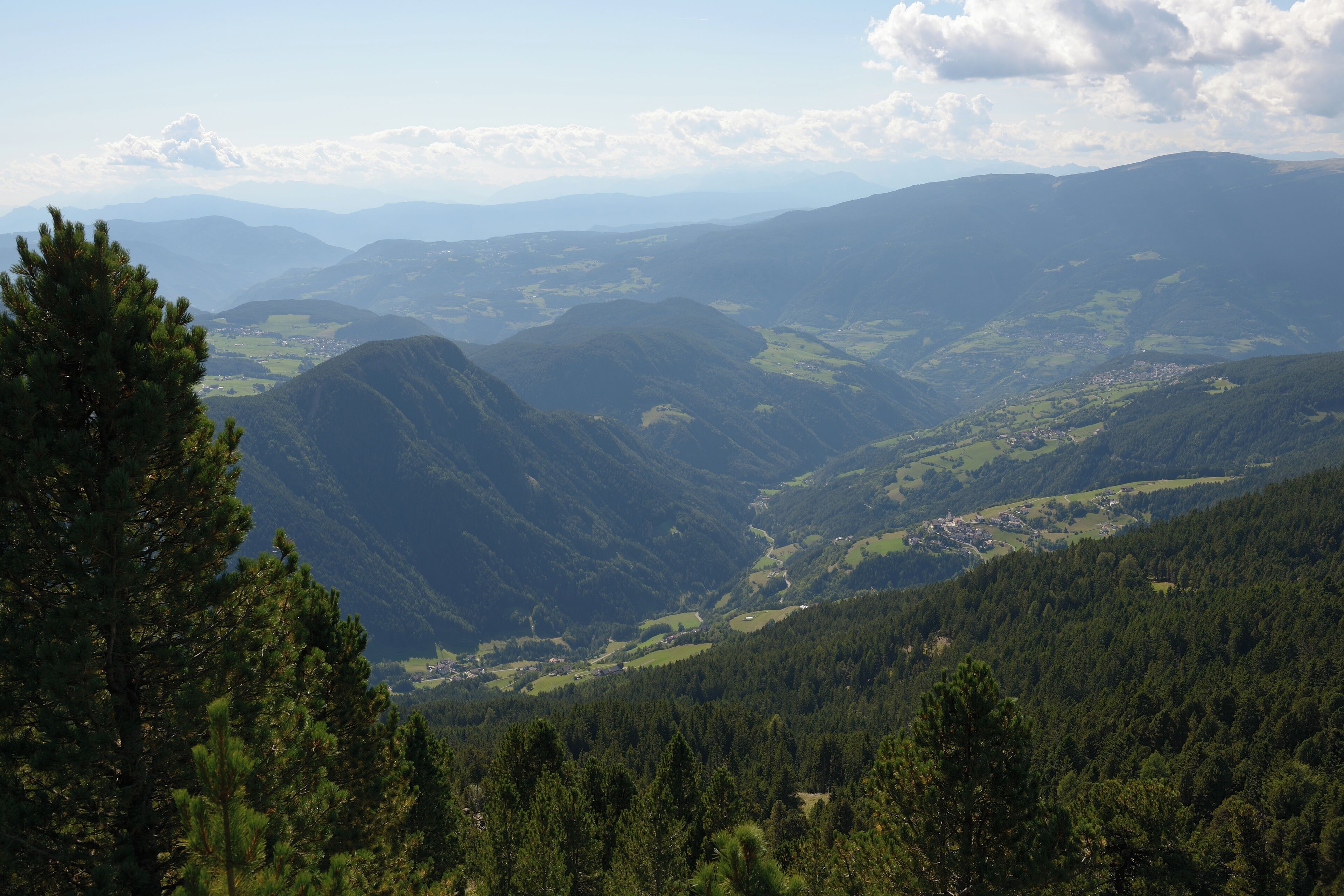 St. Peter bei Lajen, Tanürz and Lajen (South Tyrol) - View to the lower Val Gardena