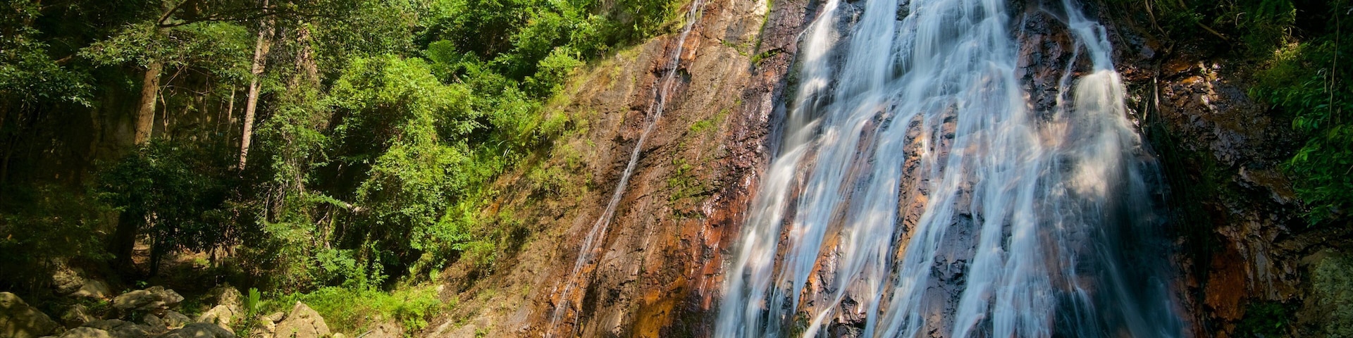 Cachoeira Namuang mostrando florestas, uma cascata e um rio ou córrego