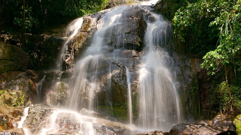 Wasserfall Na Muang welches beinhaltet Kaskade