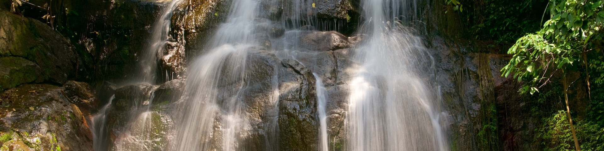 Cascades de Namuang montrant chute d\'eau