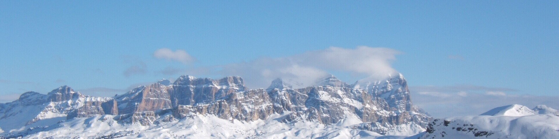 Cordillera nevada con cielos azules despejados.